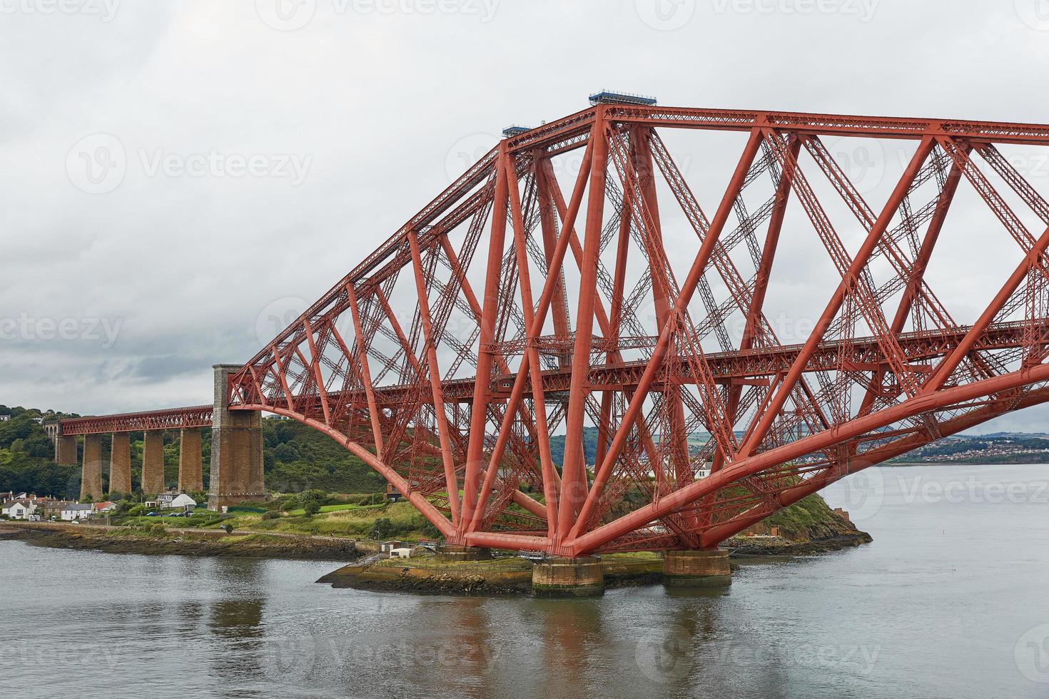 Die vierte Eisenbahnbrücke in Schottland verbindet South Queensferry Edinburgh mit North Queensferry Fife foto