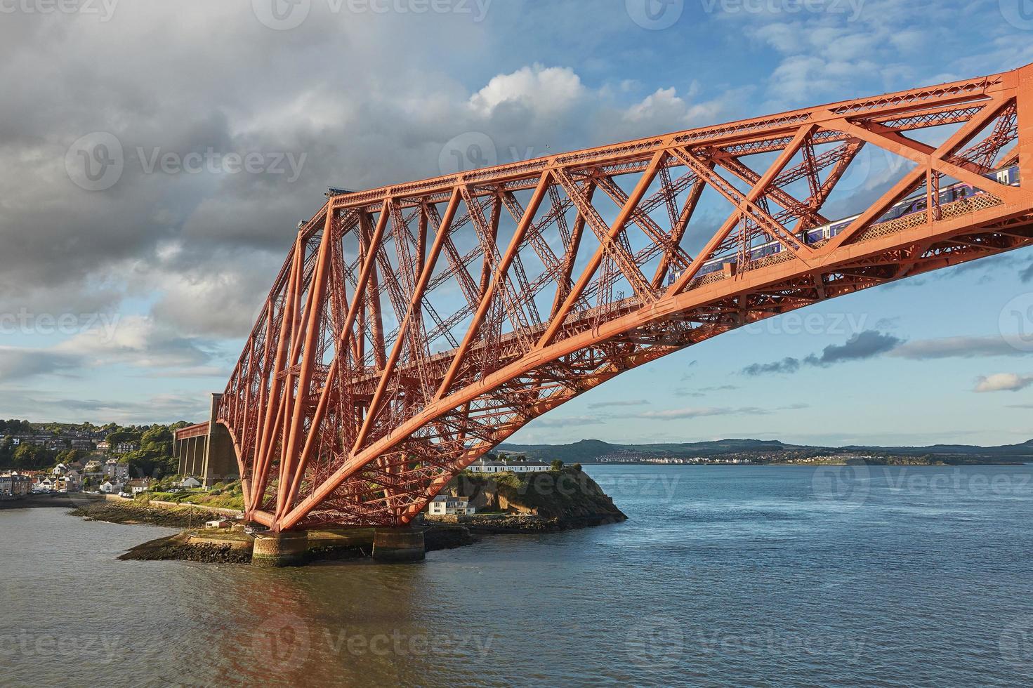 Die vierte Eisenbahnbrücke in Schottland verbindet South Queensferry Edinburgh mit North Queensferry Fife foto