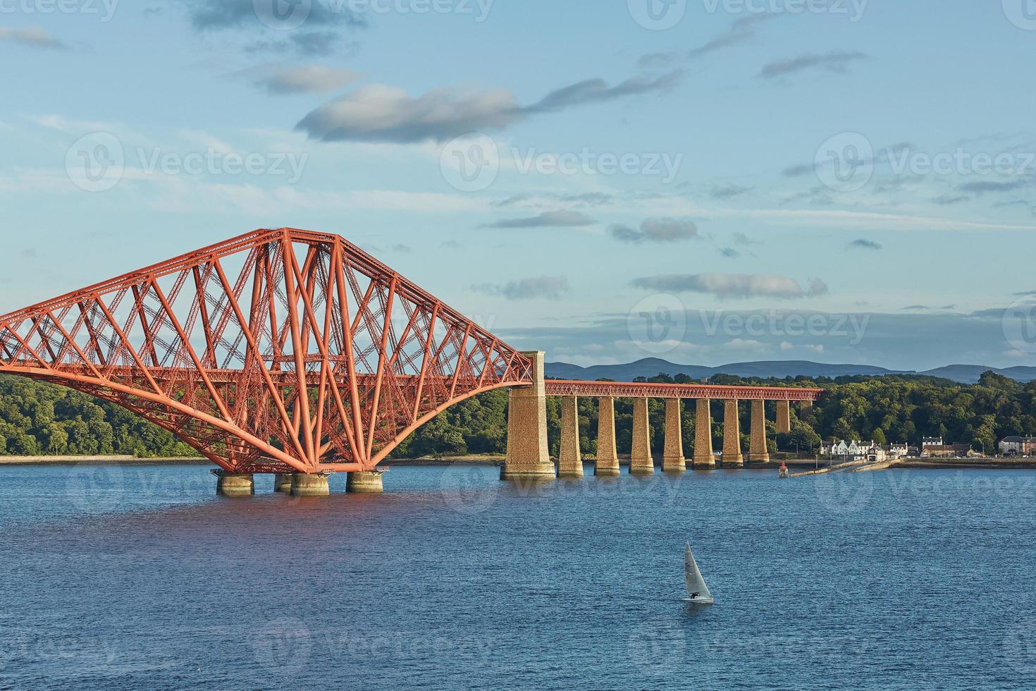 Die vierte Eisenbahnbrücke in Schottland verbindet South Queensferry Edinburgh mit North Queensferry Fife foto