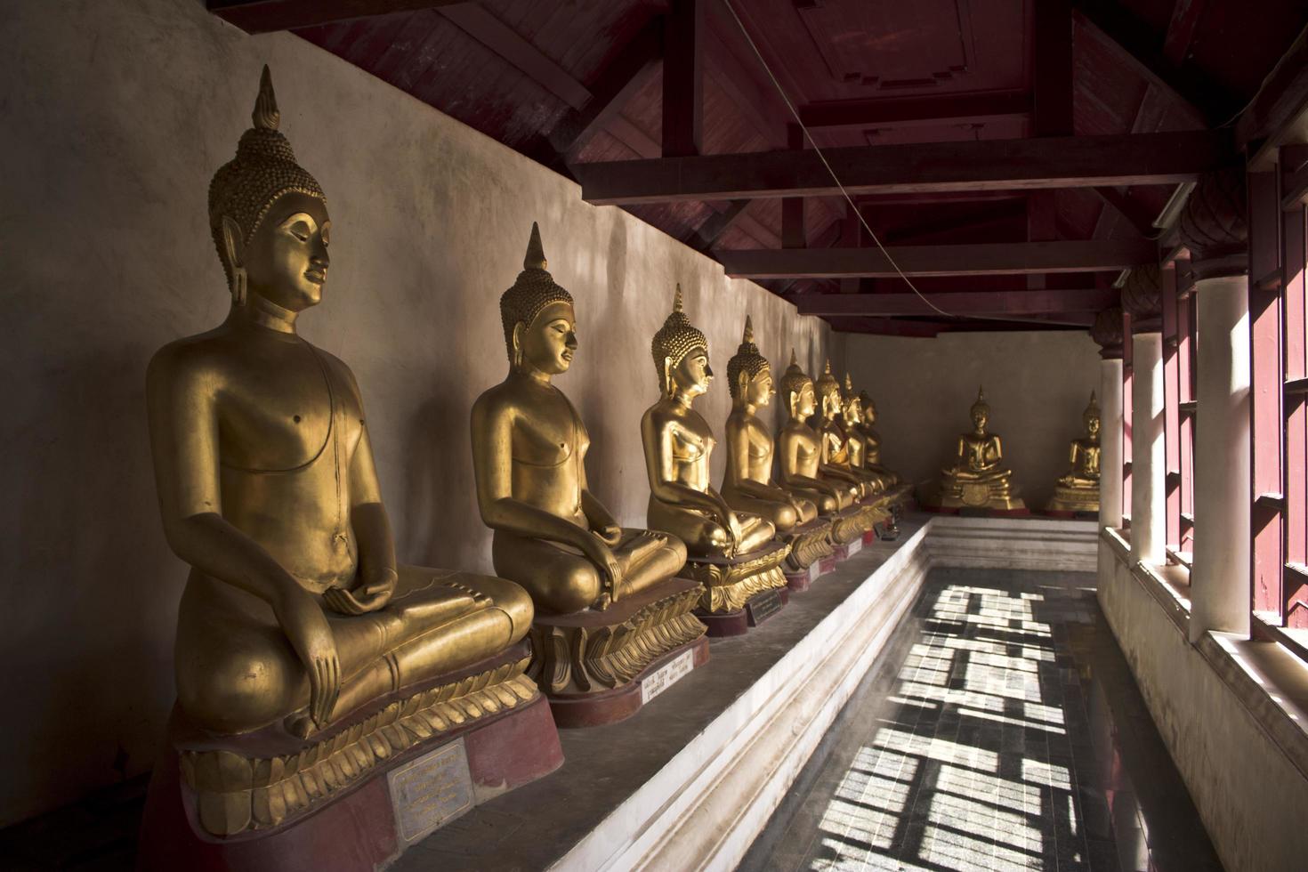 Stadt, Land, MM TT, JJJJ - goldene Buddha-Statuen im Tempel foto