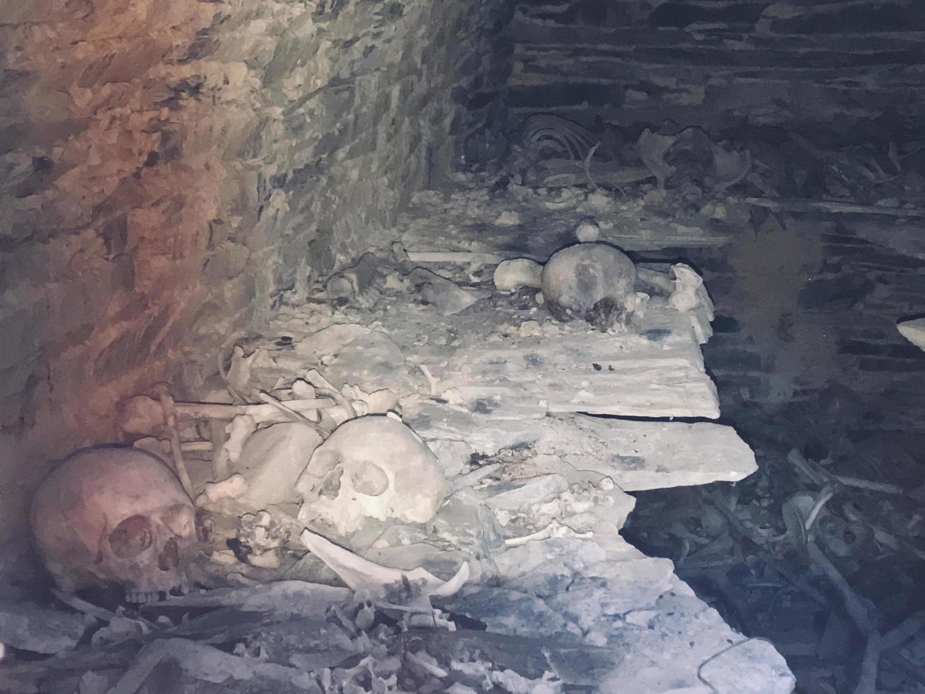 Schädel und Knochen in Anatori-Grabstätten vergraben foto