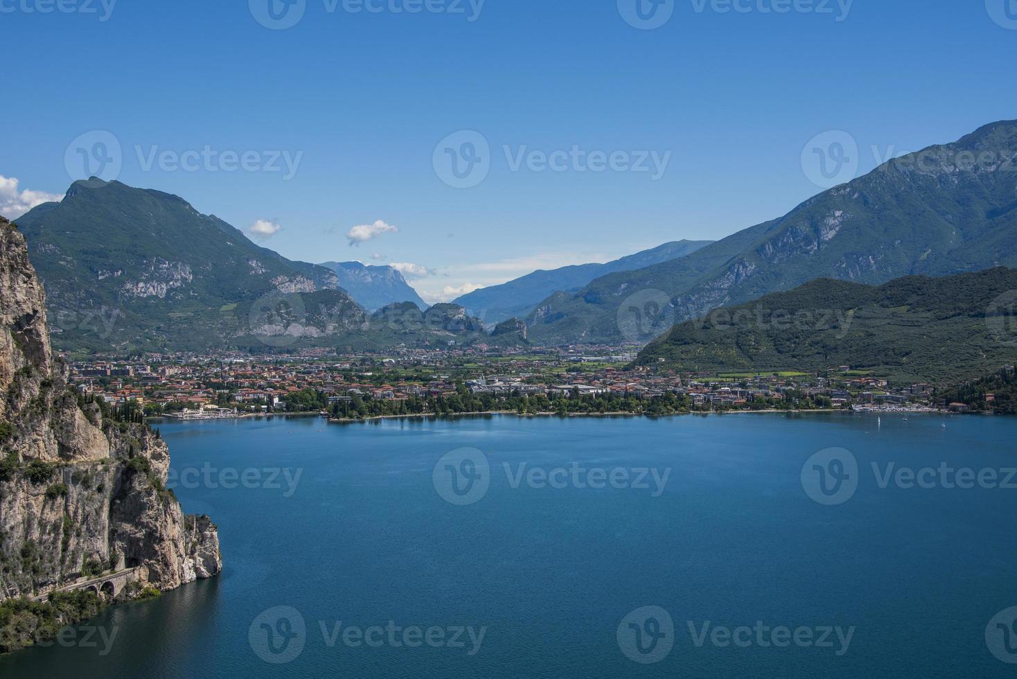 gardasee und die berge des trentino alto adige foto