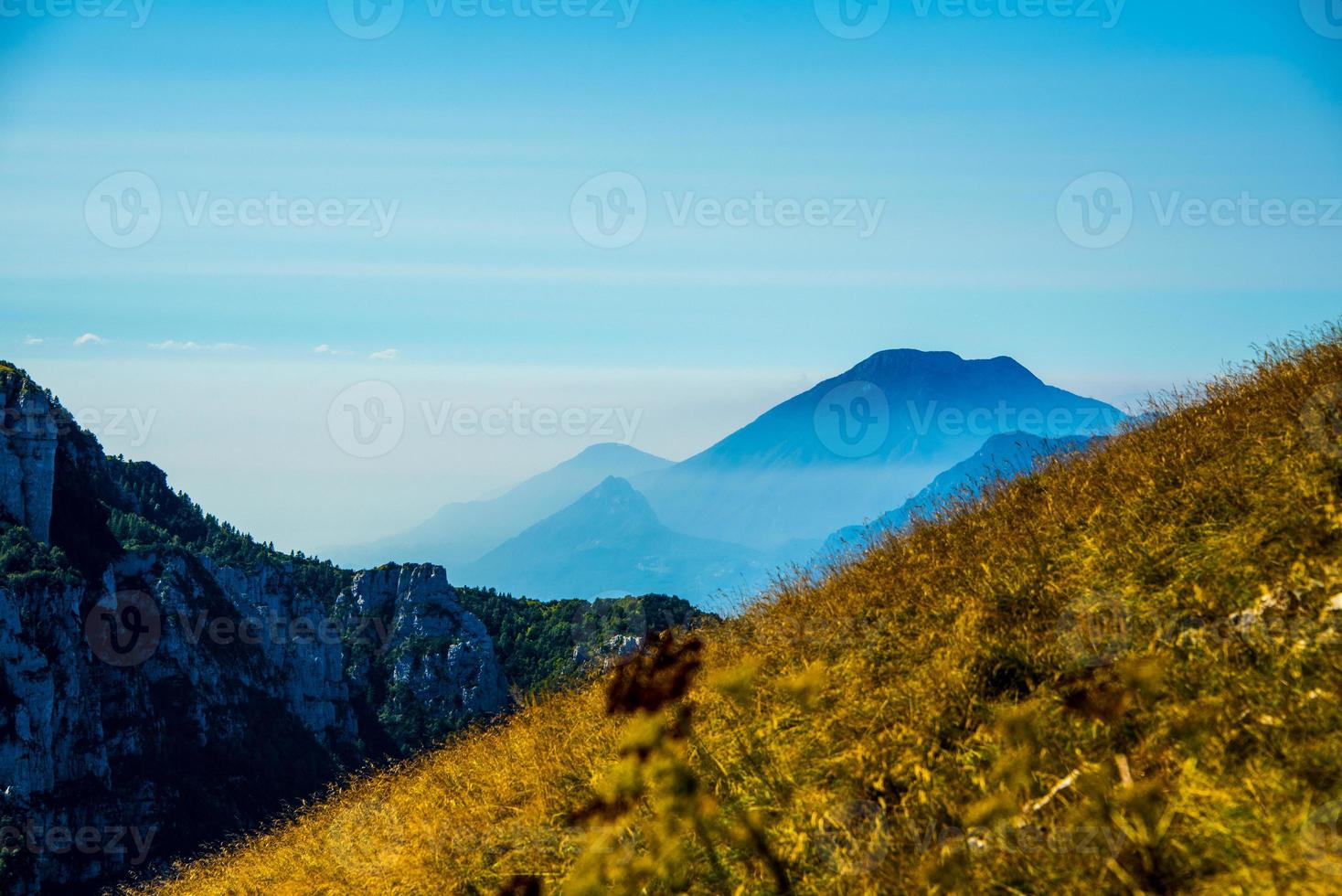 blauer Himmel und Nebel in den Bergen um den Gardasee foto