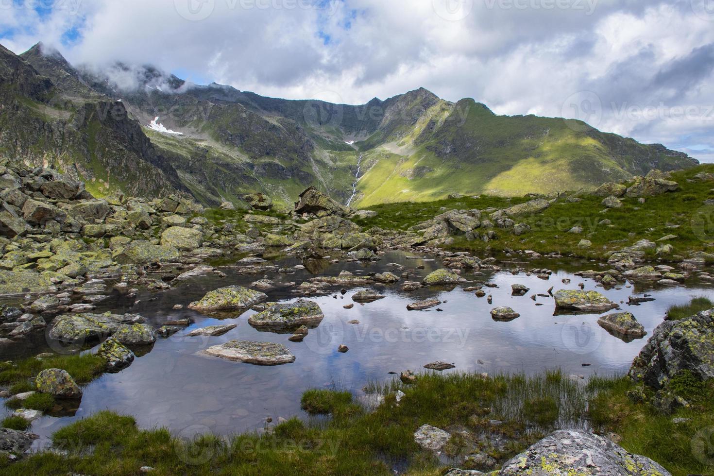 kleiner Alpensee in den österreichischen Tiroler Alpen foto