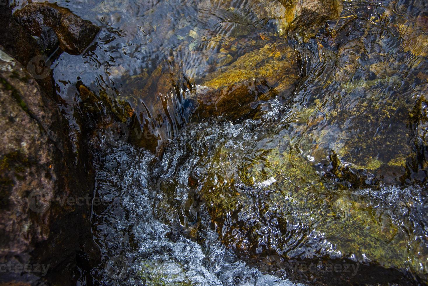 Gebirgsbach in der Nähe des Levico-Sees in Trient, Italien foto