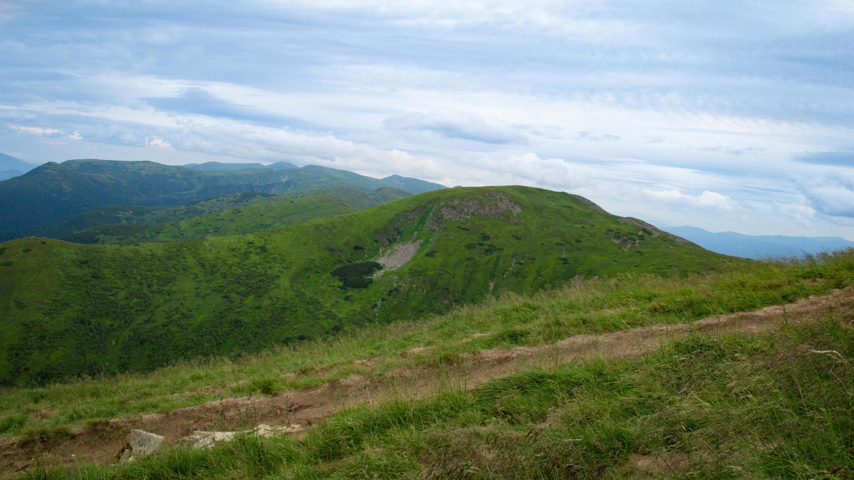Karpatengebirgspanorama der grünen Hügel im Sommerberg foto