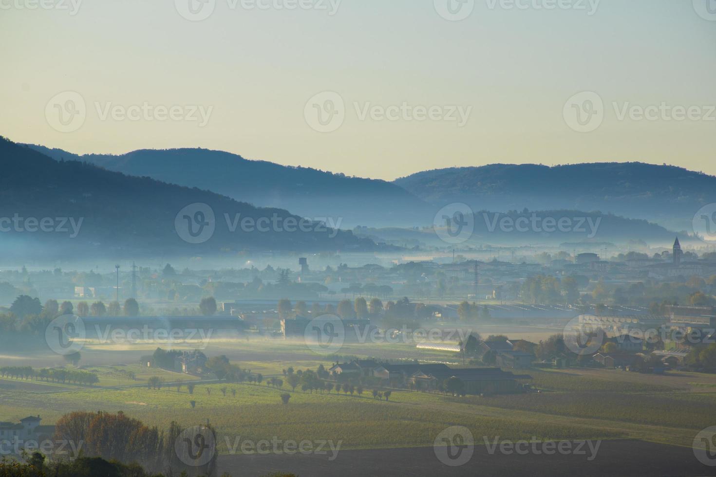 Herbstnebel vor Sovizzo, auf den Hügeln von Vicenza, Venetien, Italien foto