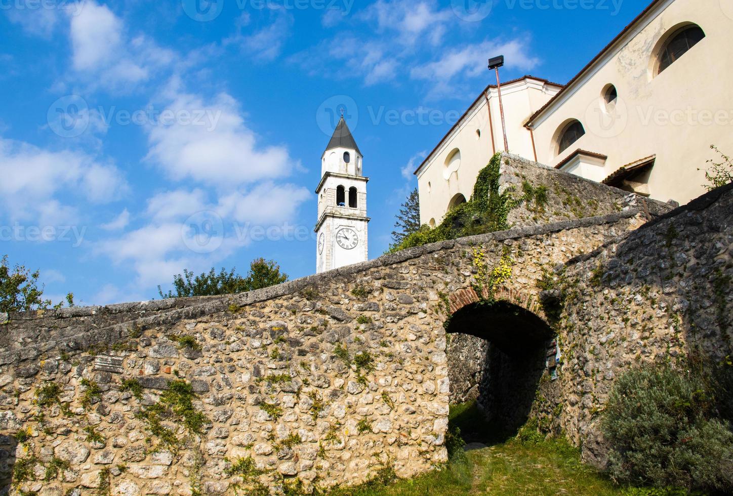 Kirche von Olmo in Cogollo del Cengio am Fuße des Asiago-Plateaus, Italien foto