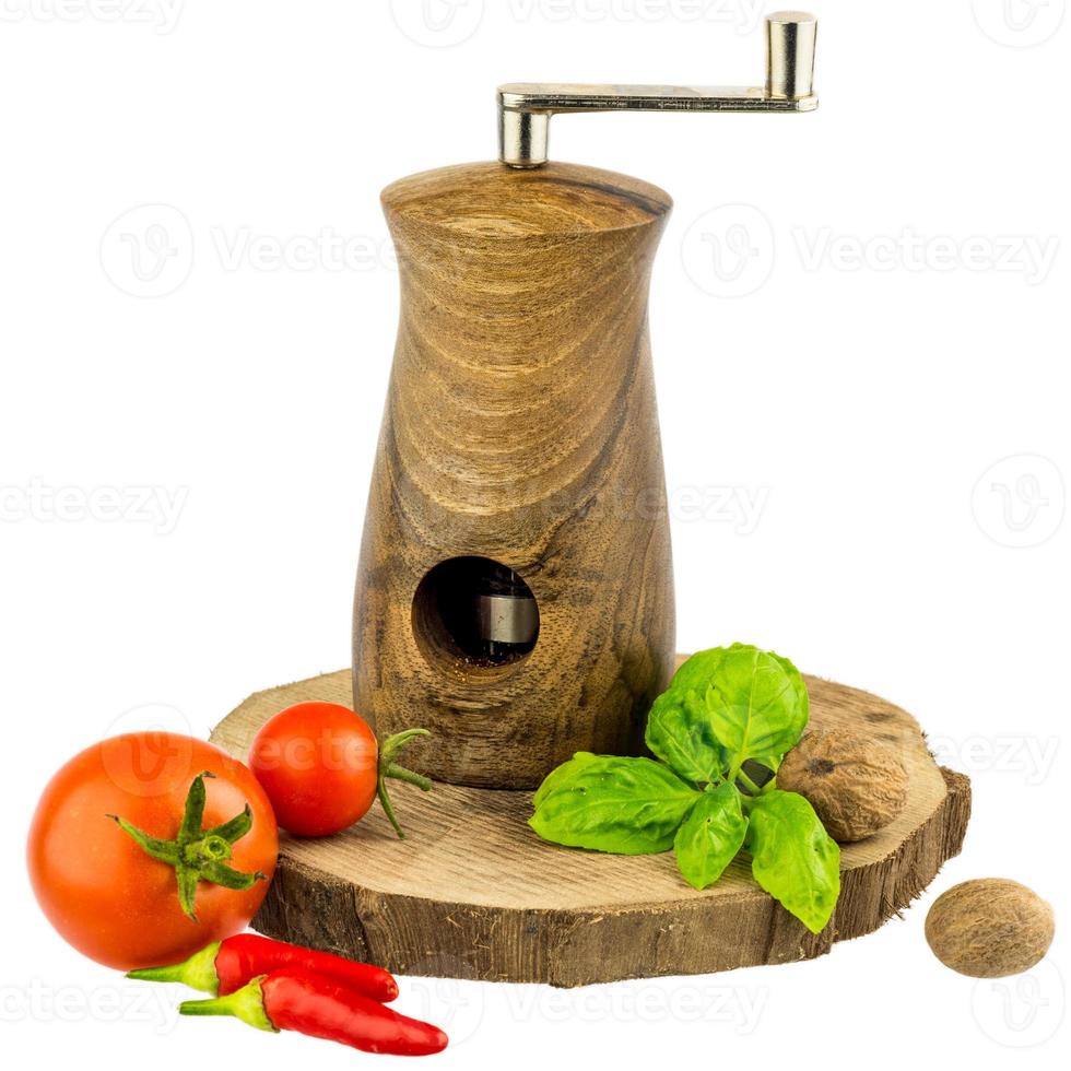 Muskatmühle mit Basilikumblättern Tomaten-Chili und Muskatnuss foto