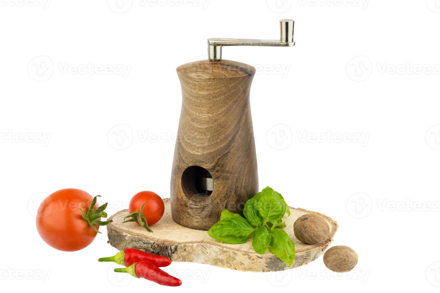 Muskatmühle mit Basilikumblättern Tomaten-Chili und Muskatnuss foto