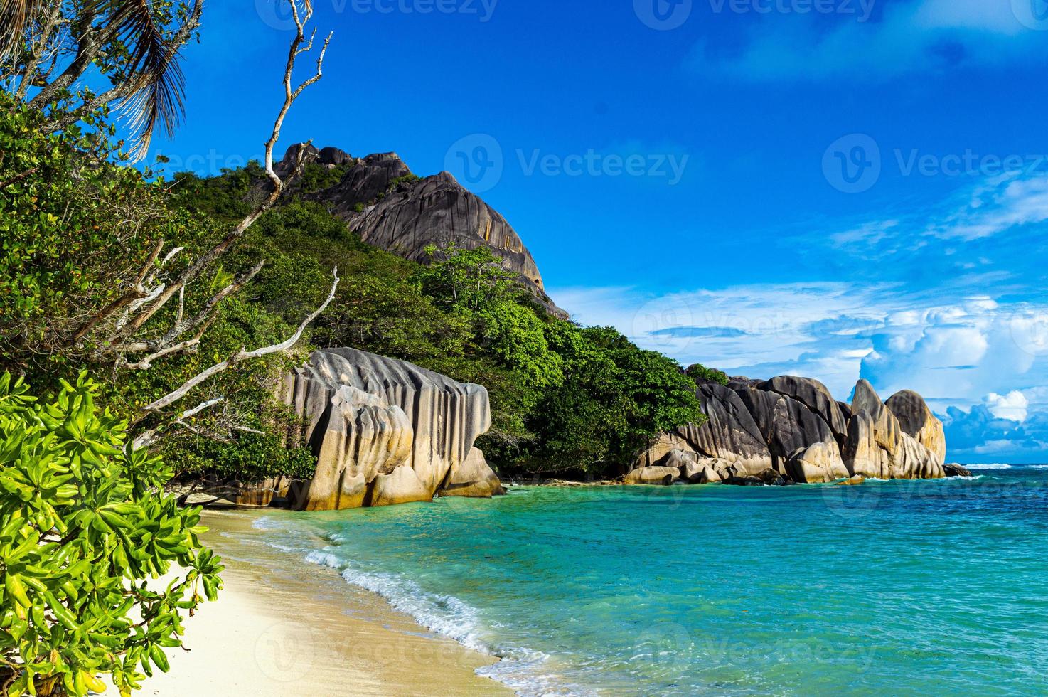 blauer Himmel und großer Felsen auf den Seychellen foto