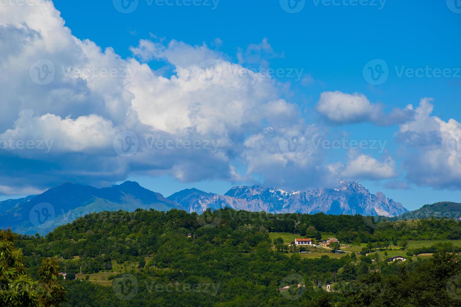 Vicentine Berge hinter den grünen Hügeln foto