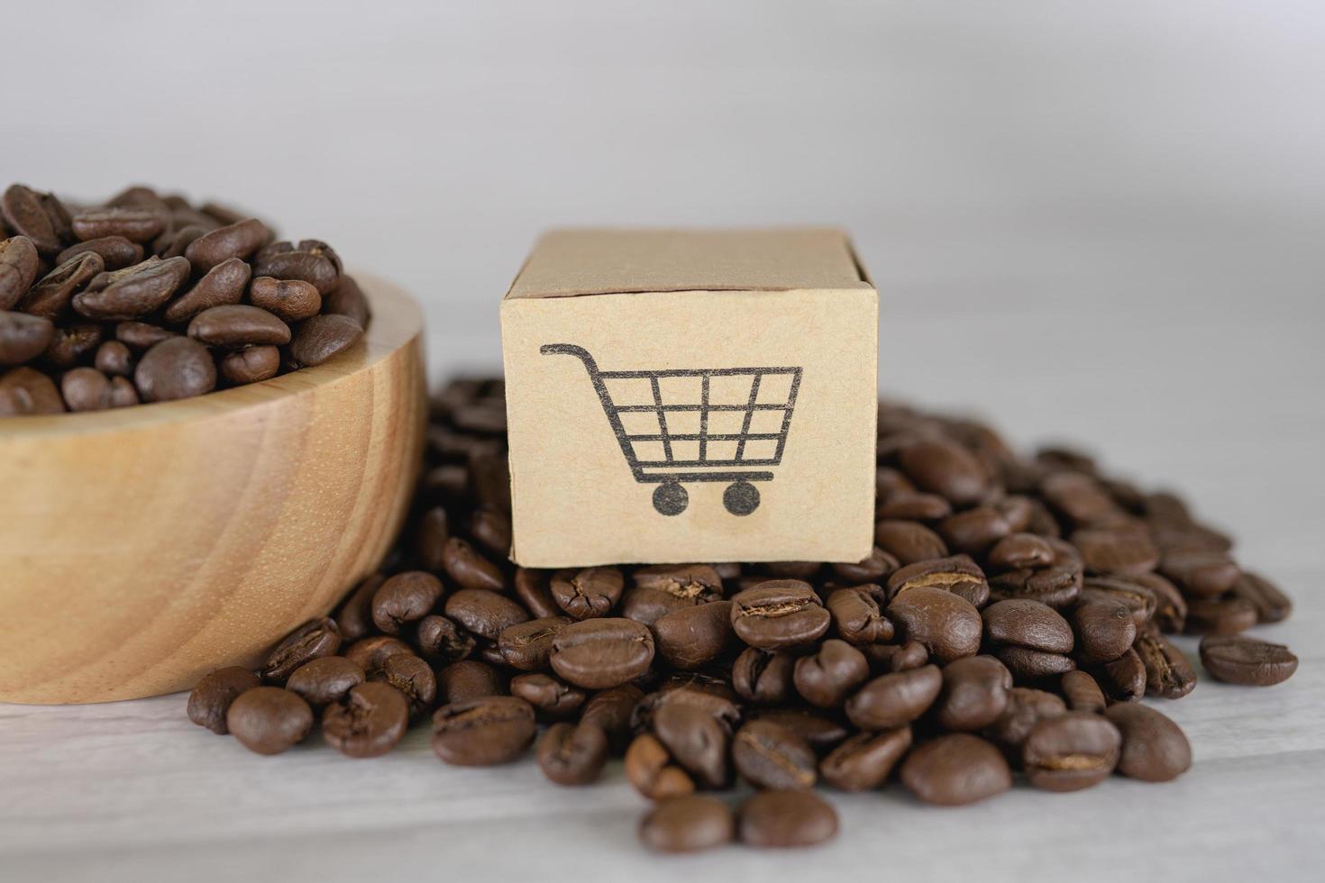 Box mit Warenkorb-Logo-Symbol auf Kaffeebohnen foto