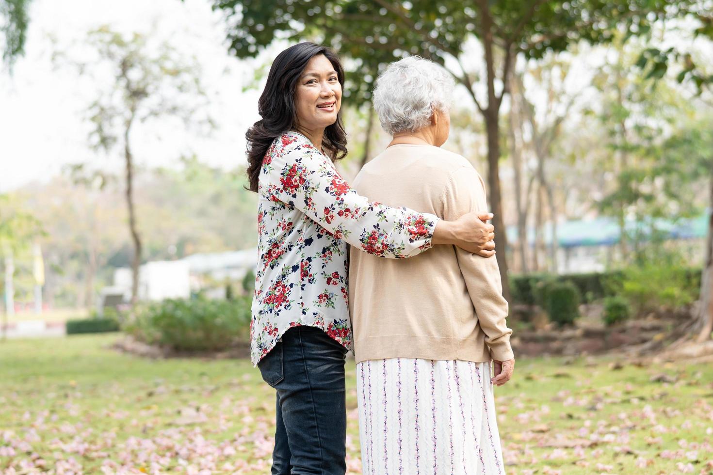 asiatische ältere oder ältere alte Frau Frau Patientin auf Rollstuhl im Park foto