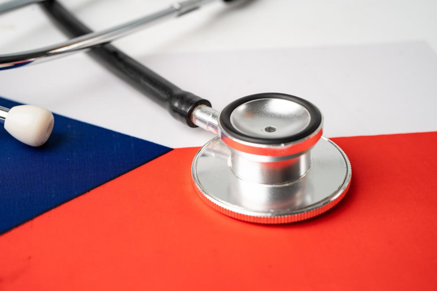 schwarzes Stethoskop auf dem Hintergrund der Flagge der Tschechischen Republik foto