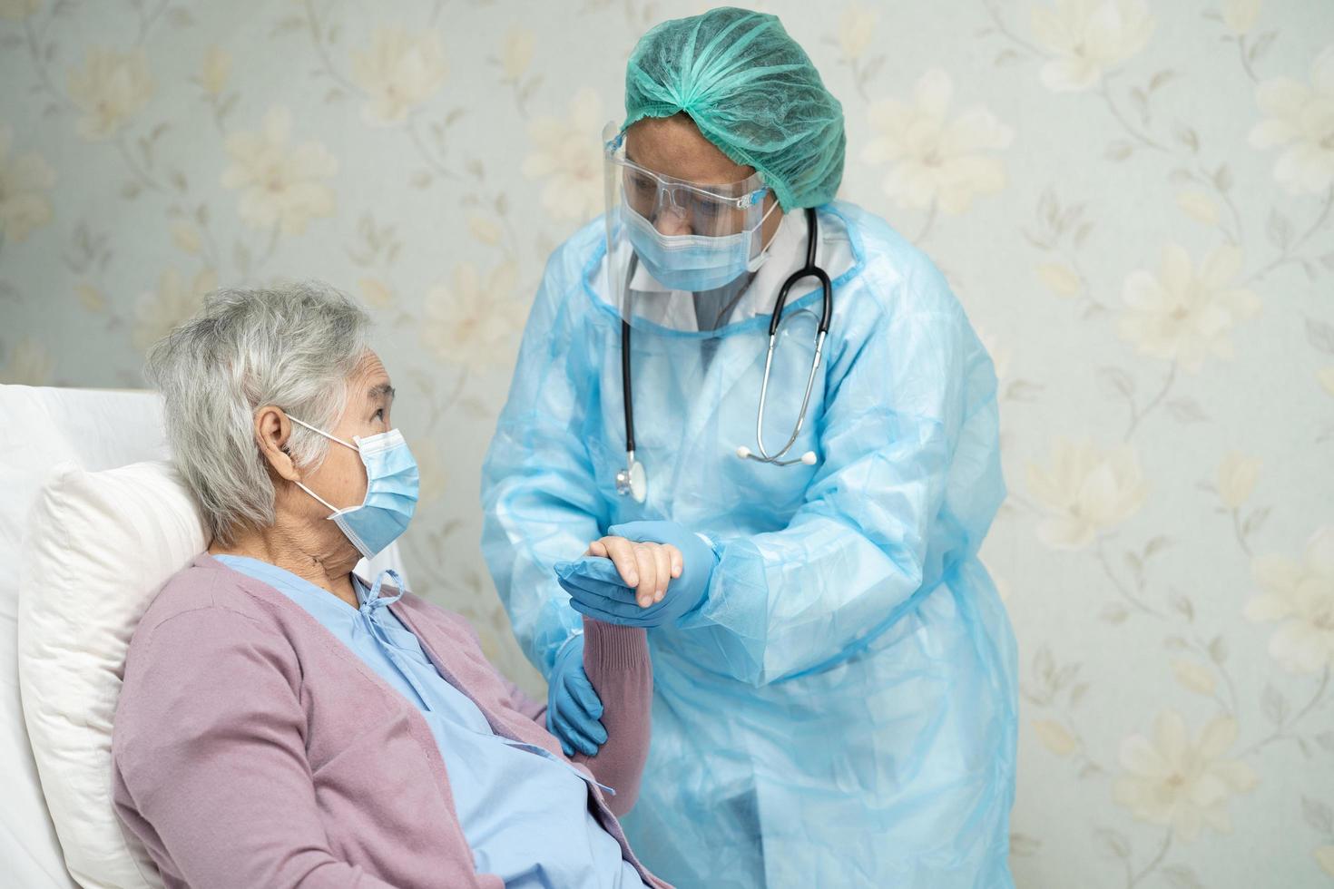 asiatischer arzt trägt gesichtsschutz und ppe anzug neu normal um den patienten zu schützen sicherheit infektion covid 19 coronavirus ausbruch in der quarantäne-krankenhausstation foto