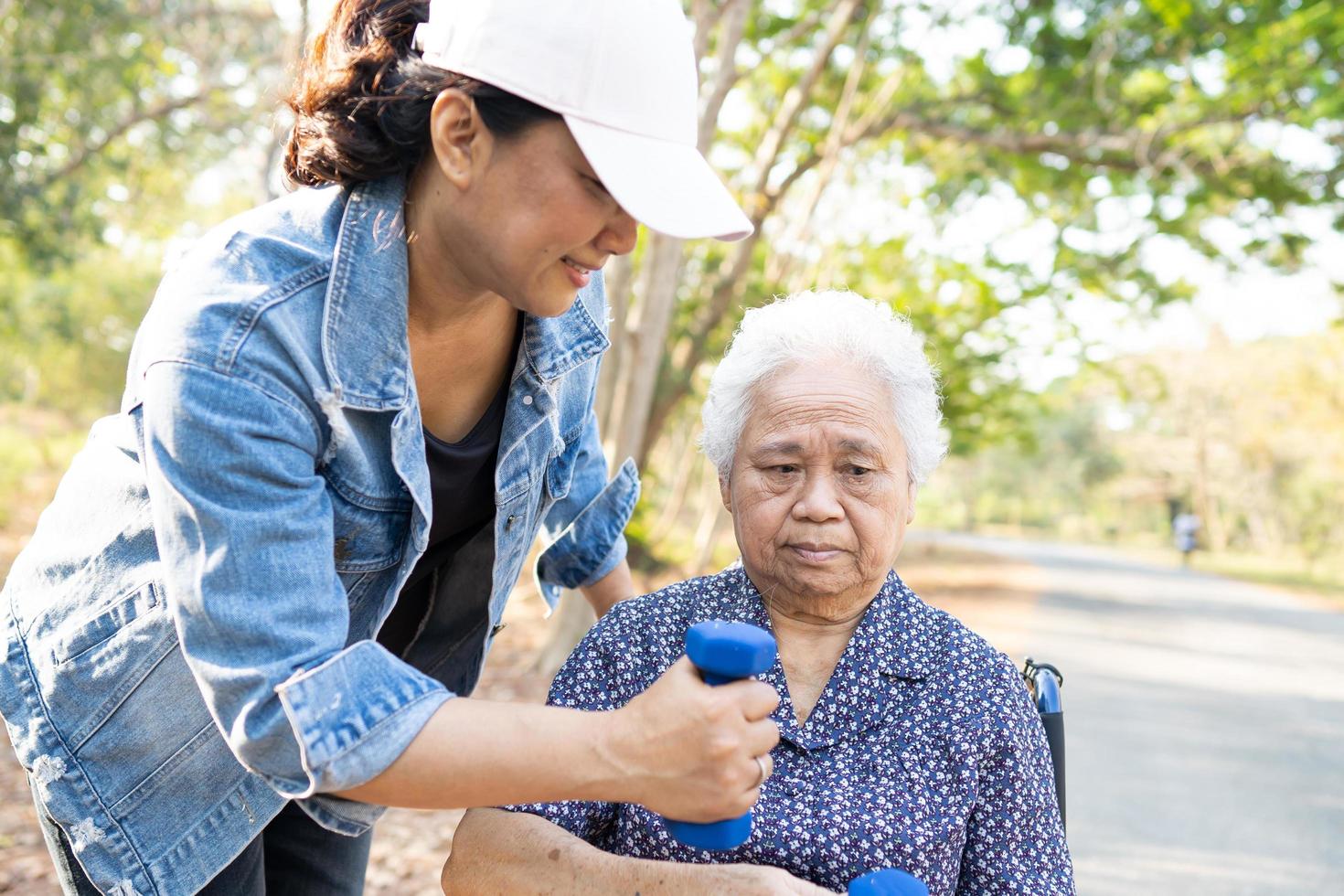 asiatische ältere oder ältere alte Dame Frau Übung mit Hantel im Park foto
