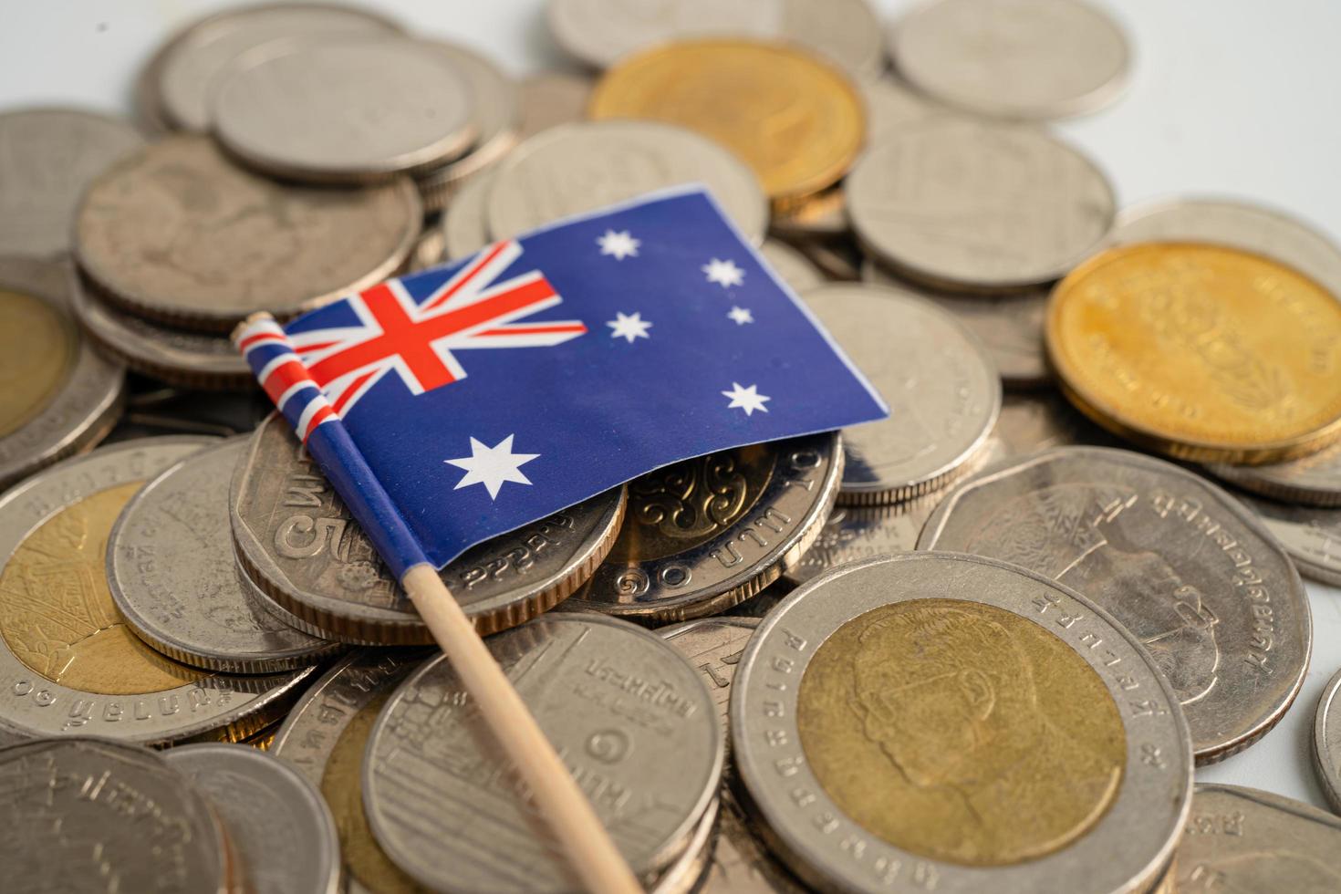 Stapel Münzen mit australischer Flagge foto