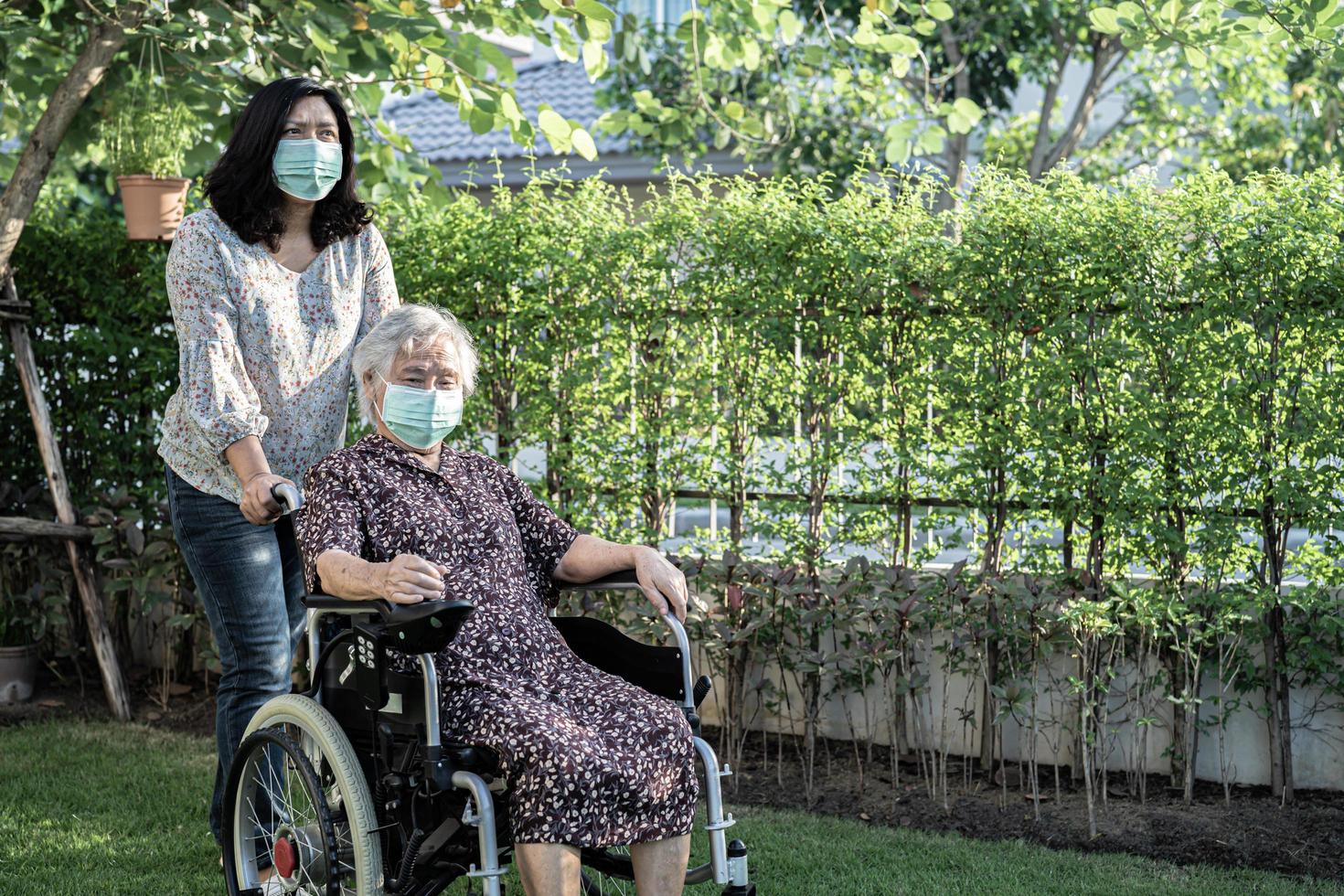 asiatische ältere oder ältere alte Dame Frau Patientin auf Rollstuhl im Park gesundes starkes medizinisches Konzept foto
