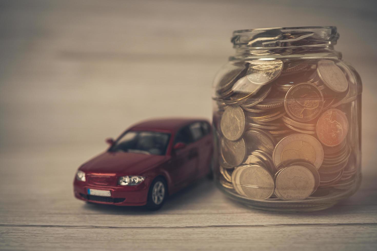 Auto mit Münzen Autokreditfinanzierung Geld sparen Versicherung und Leasing Zeit Konzepte foto