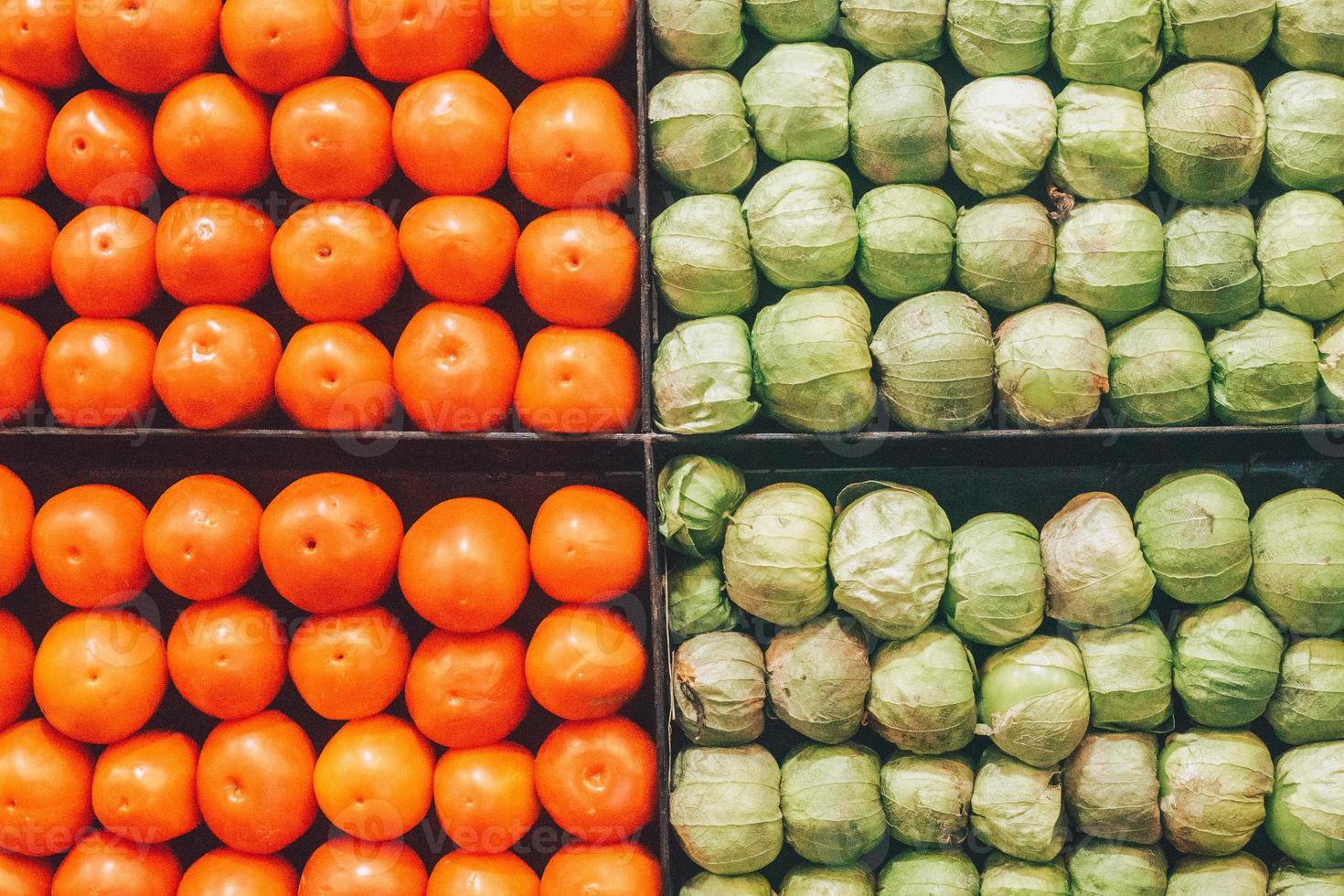 frische Gemüsetomate und Kohl foto