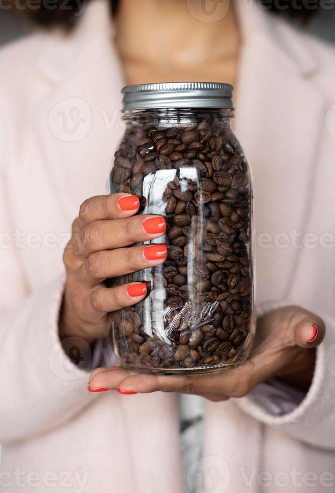 Frau hält Kaffeeglas foto