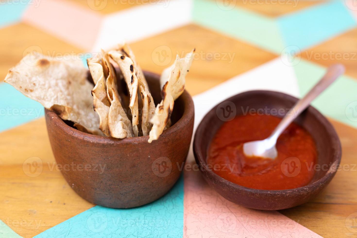 heiße Tacos Salsa Sauce und Brot foto