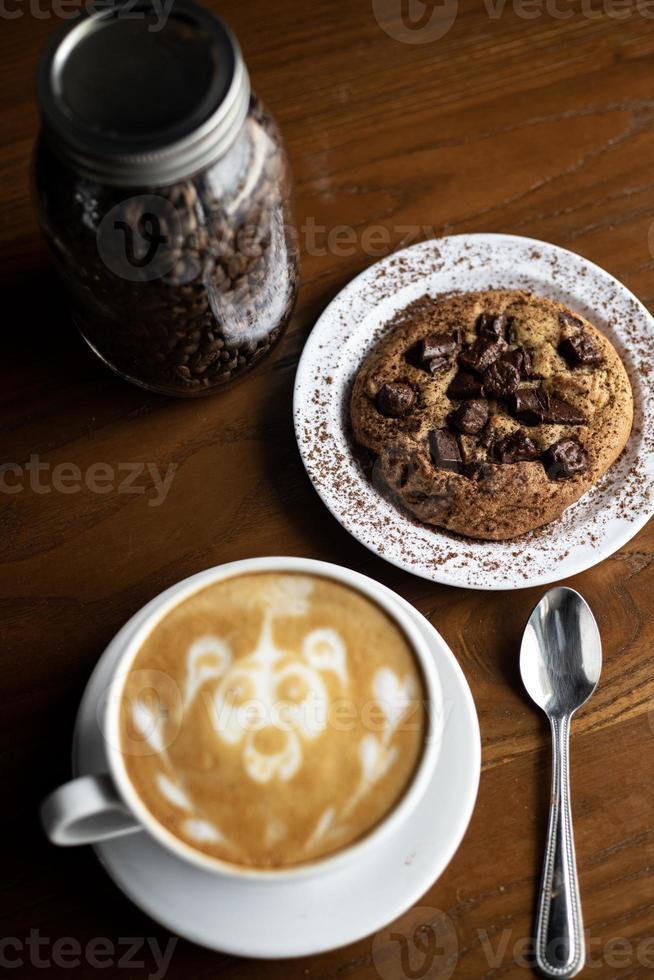 Kaffee Latte Schokoladenkekse und Kaffeebohnen foto