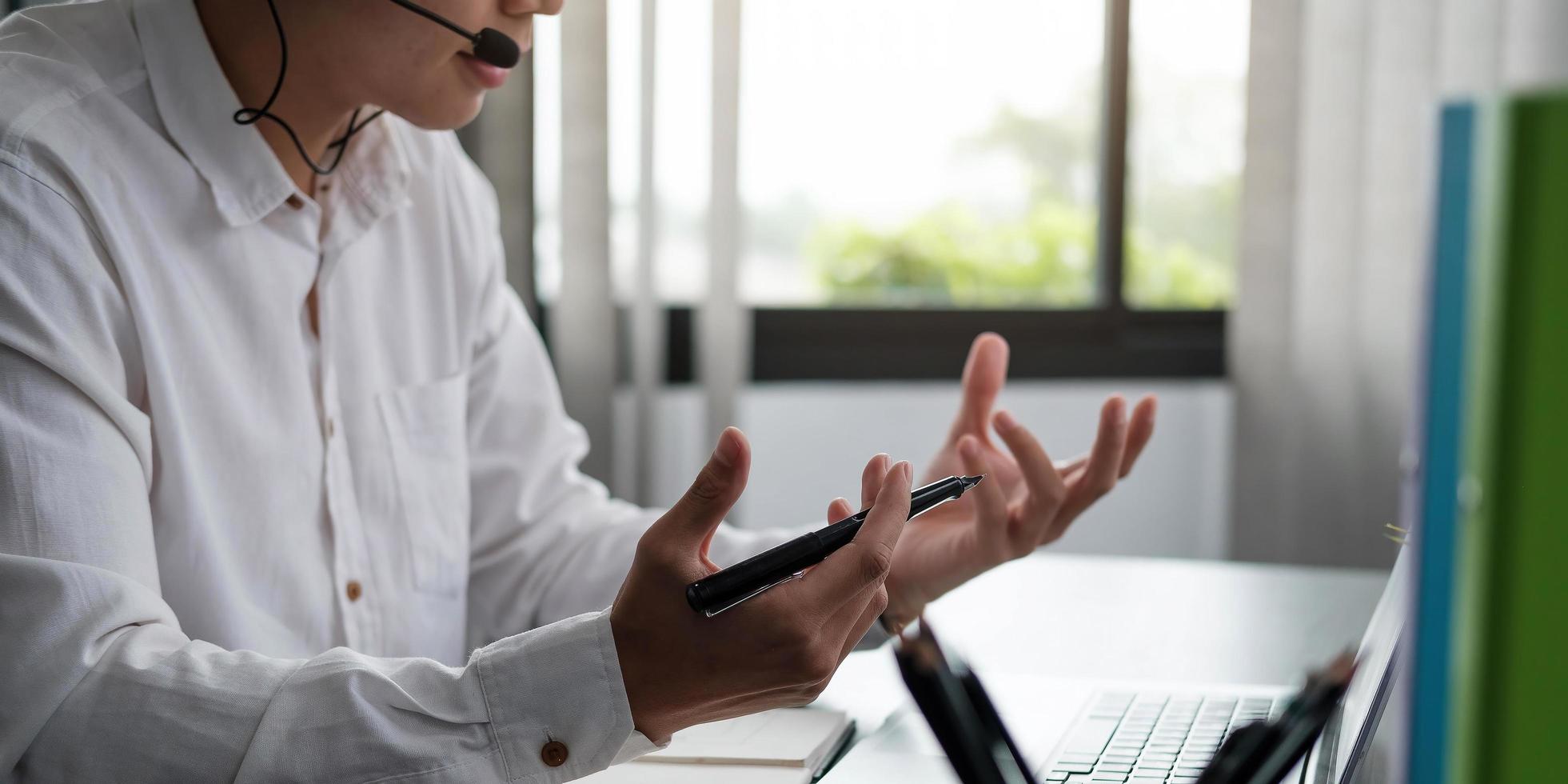 junger Mann Lehrer Trainer tragen Kopfhörer sprechen halten Online-Lektion fokussiert Schüler auf Computer-Monitor-Bildschirm foto