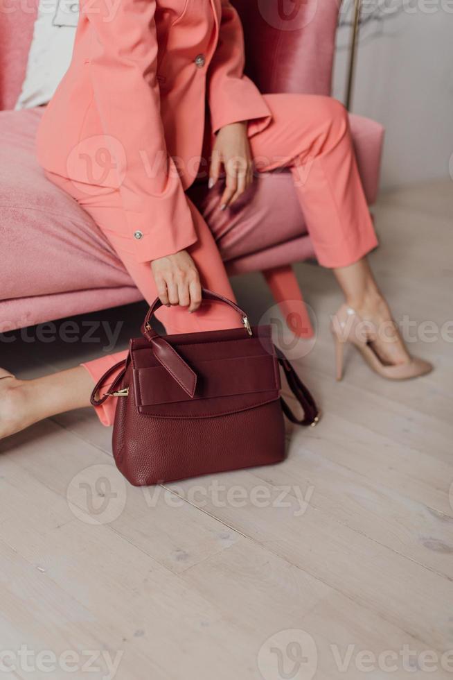 Schöne Taschen ergänzen den Stil eines wunderschön gekleideten Mädchens foto