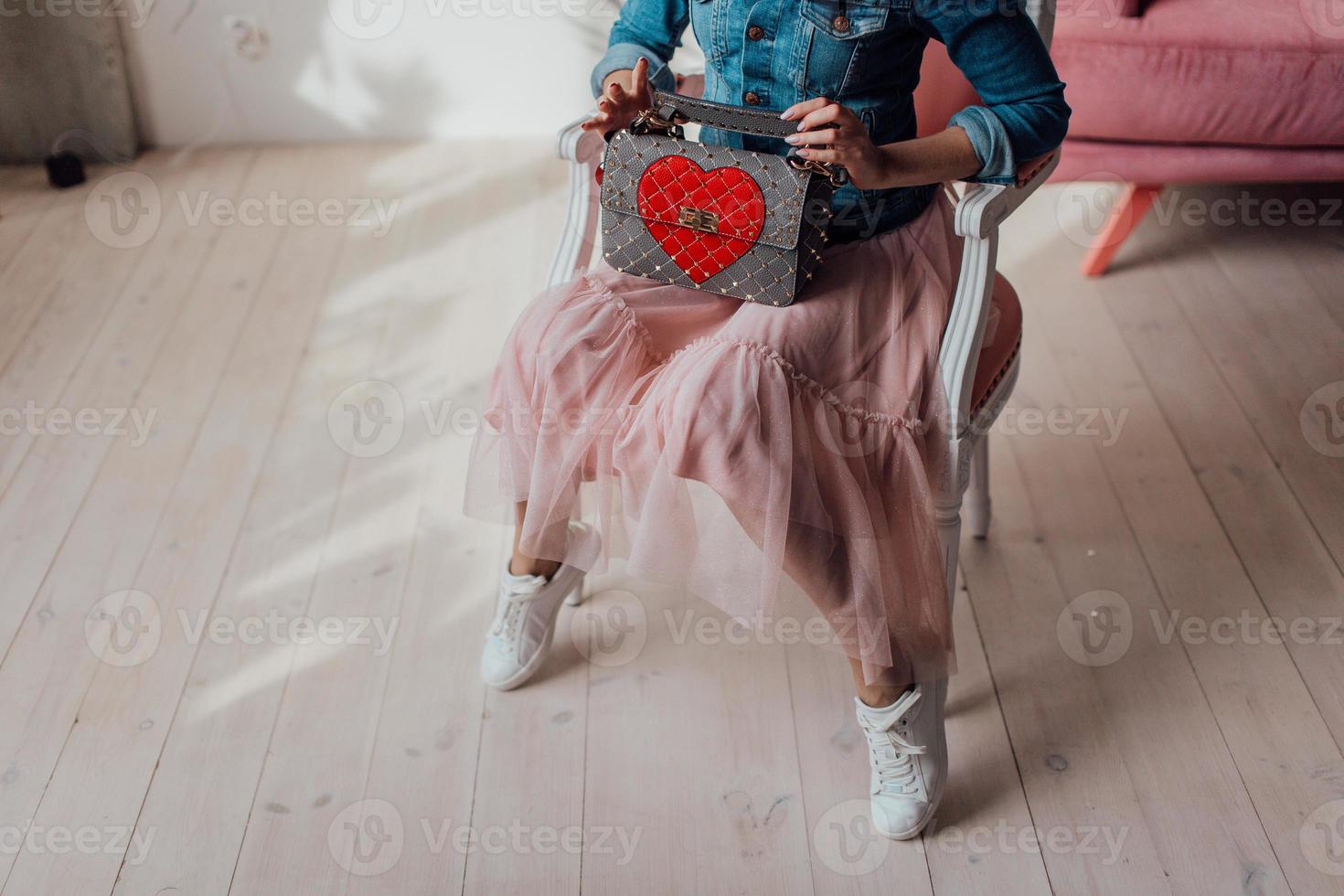 Schöne Taschen ergänzen den Stil eines wunderschön gekleideten Mädchens foto