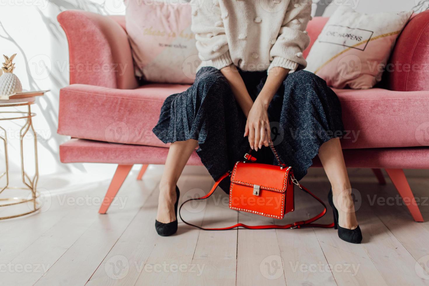 Schöne Taschen ergänzen den Stil eines wunderschön gekleideten Mädchens foto