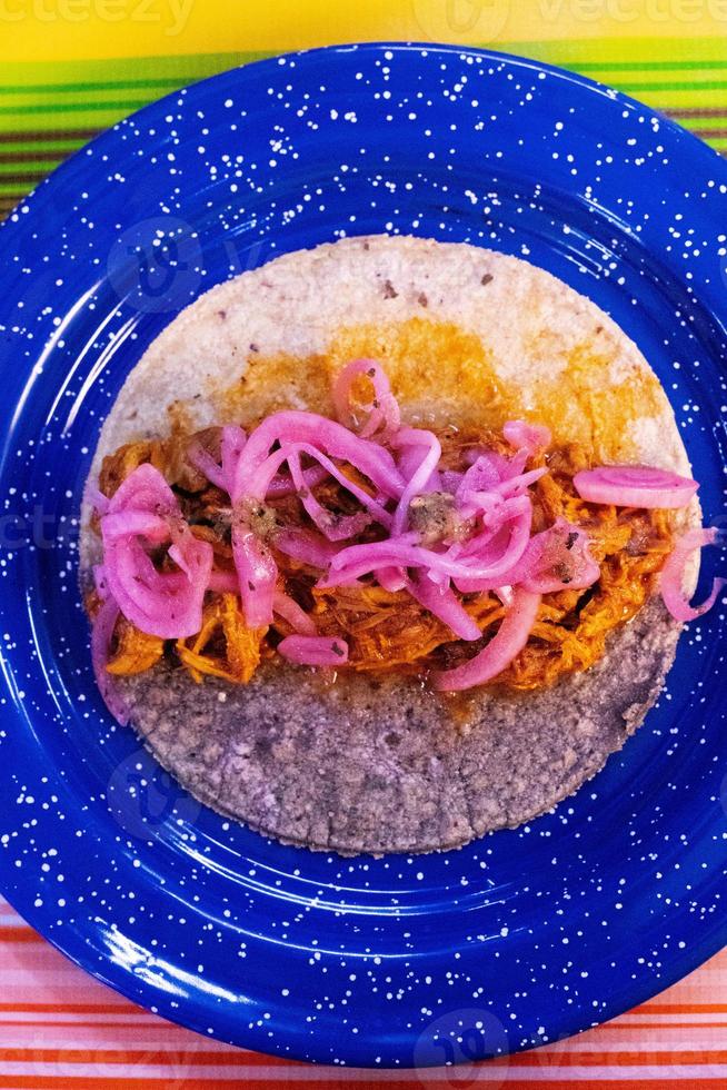 frische Tacos mit Zwiebeln und Brot foto