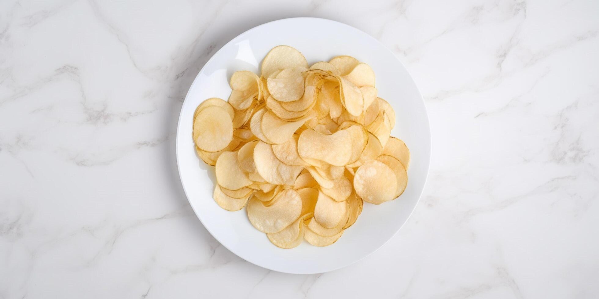 köstlich Kartoffel Chips im ein tief Weiß Teller ai generiert foto