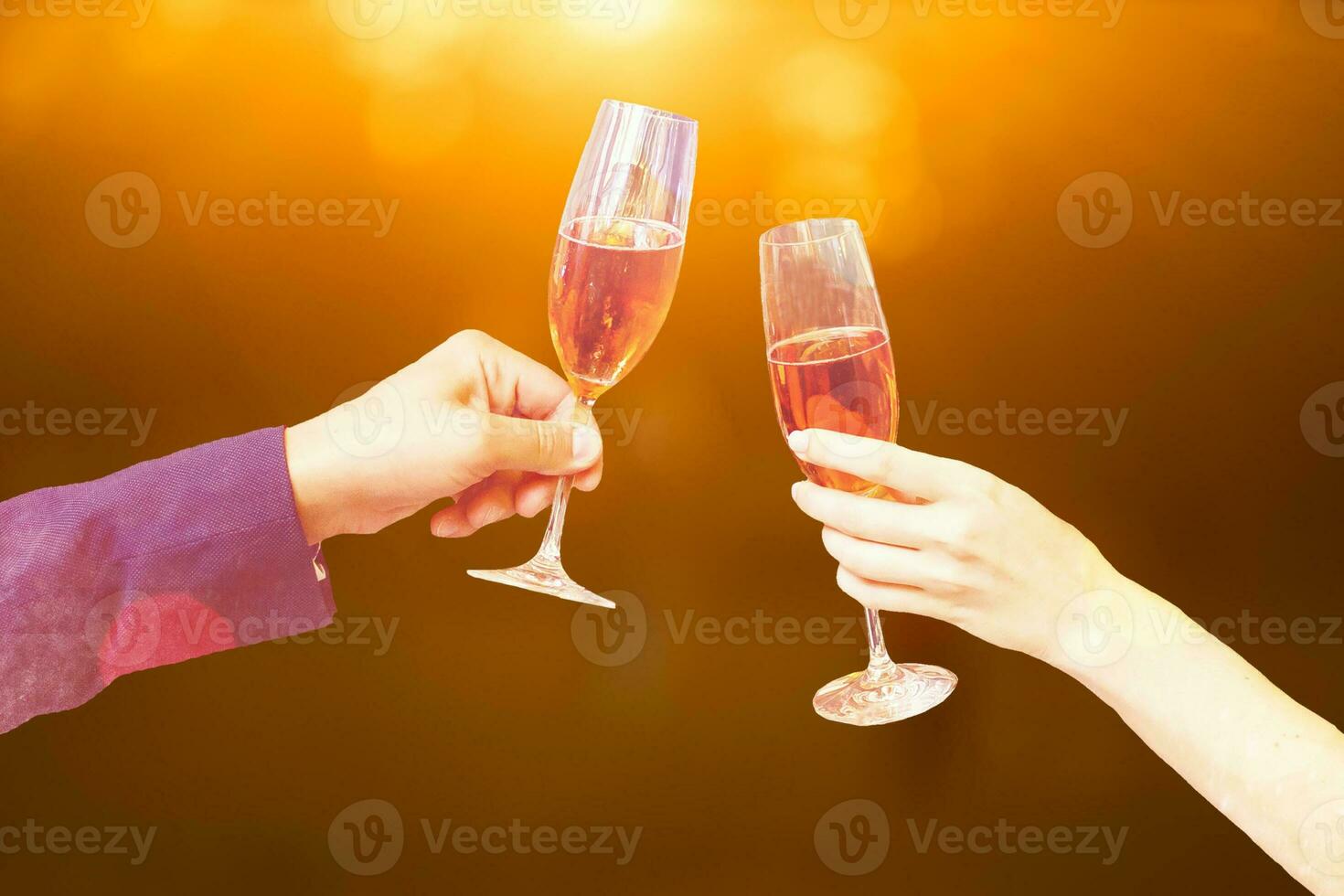 zwei Brille von Champagner mit Beleuchtung im das Hintergrund. Weihnachten Hintergrund foto
