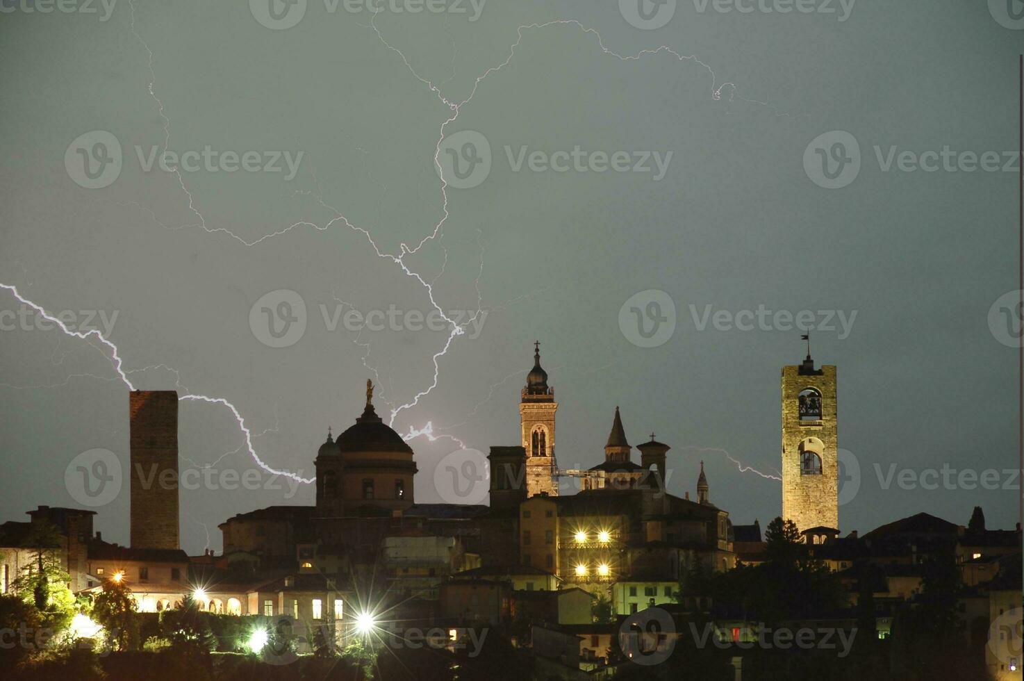 Horizont von Oberer, höher Bergamo mit Blitz foto