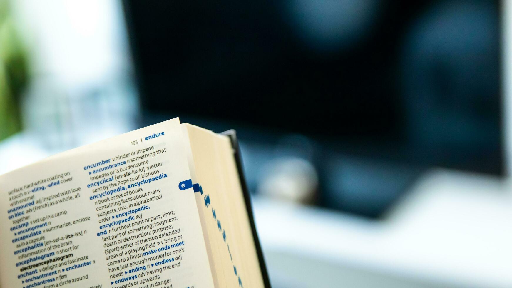 Englisch Wörterbuch öffnen mit das Hintergrund von ein Leben Zimmer foto