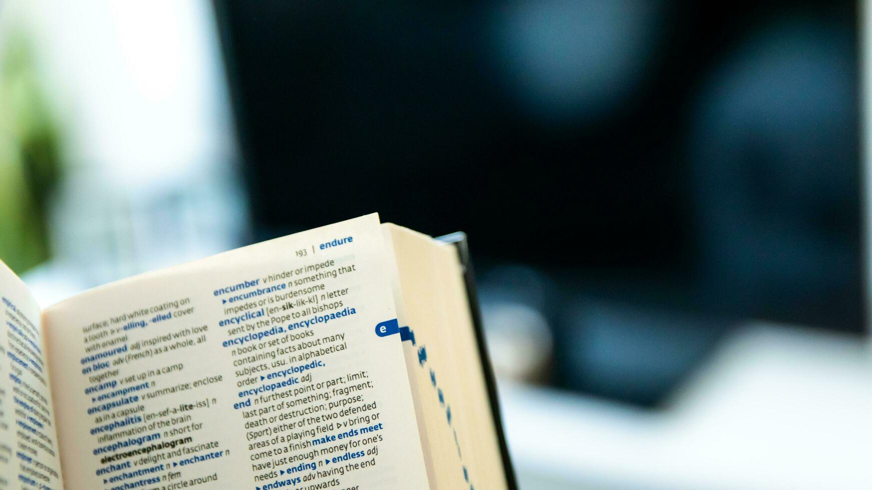Englisch Wörterbuch öffnen mit das Hintergrund von ein Leben Zimmer foto