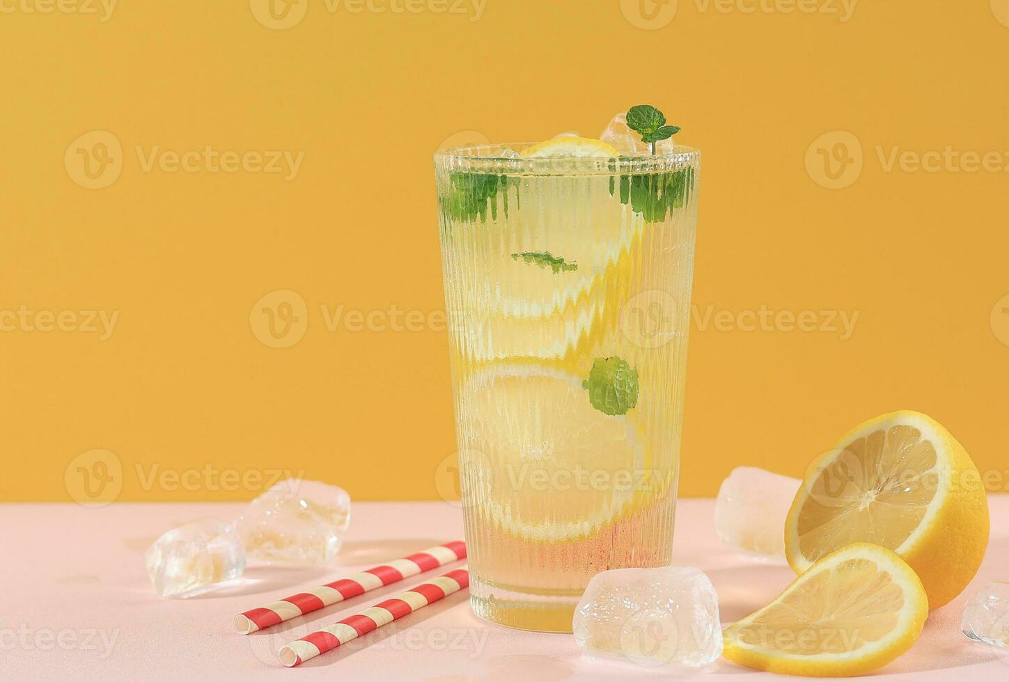 frisch Limonade mit Zylinder Eis mit Minze Blatt, frisch Sommer- trinken foto