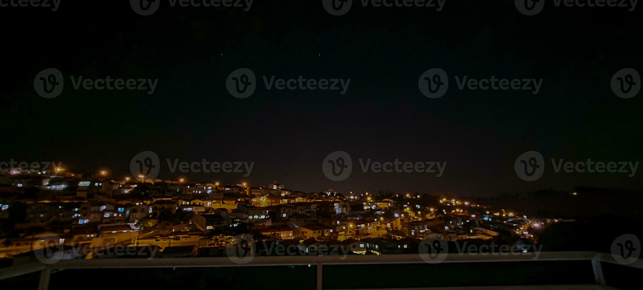 Nacht Aussicht von Wohnung Balkon im Brasilien foto