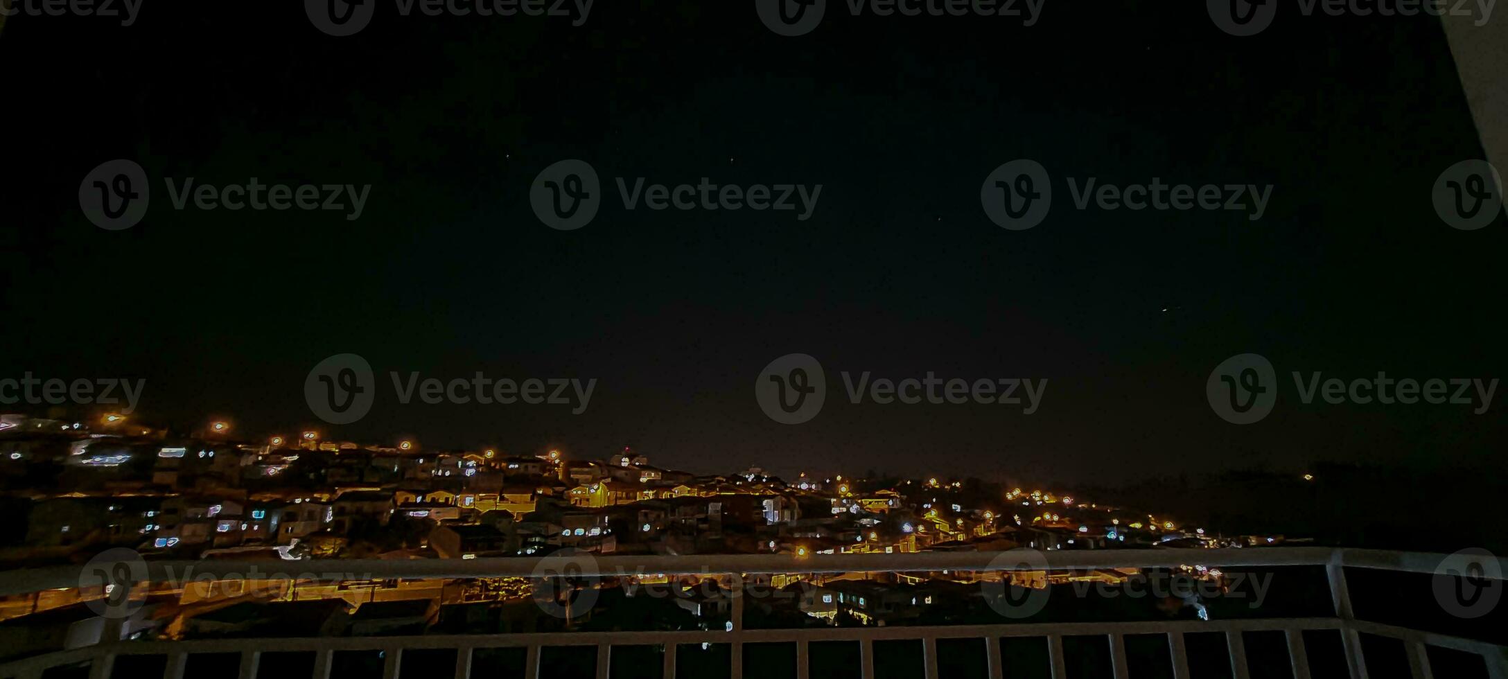 Nacht Aussicht von Wohnung Balkon im Brasilien foto