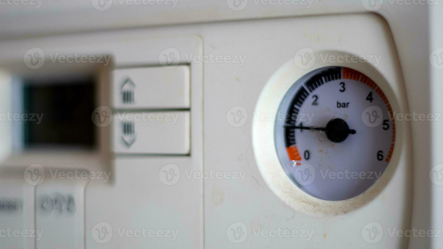 Gas Druck Meter auf das Panel von das Heizung Gas Kessel. symbolisch Bild von das Heizung Jahreszeit beim heim. wählen und Druck Spur auf Kombi Kessel. heiß Wasser und Heizung. Kessel Zubehör. foto