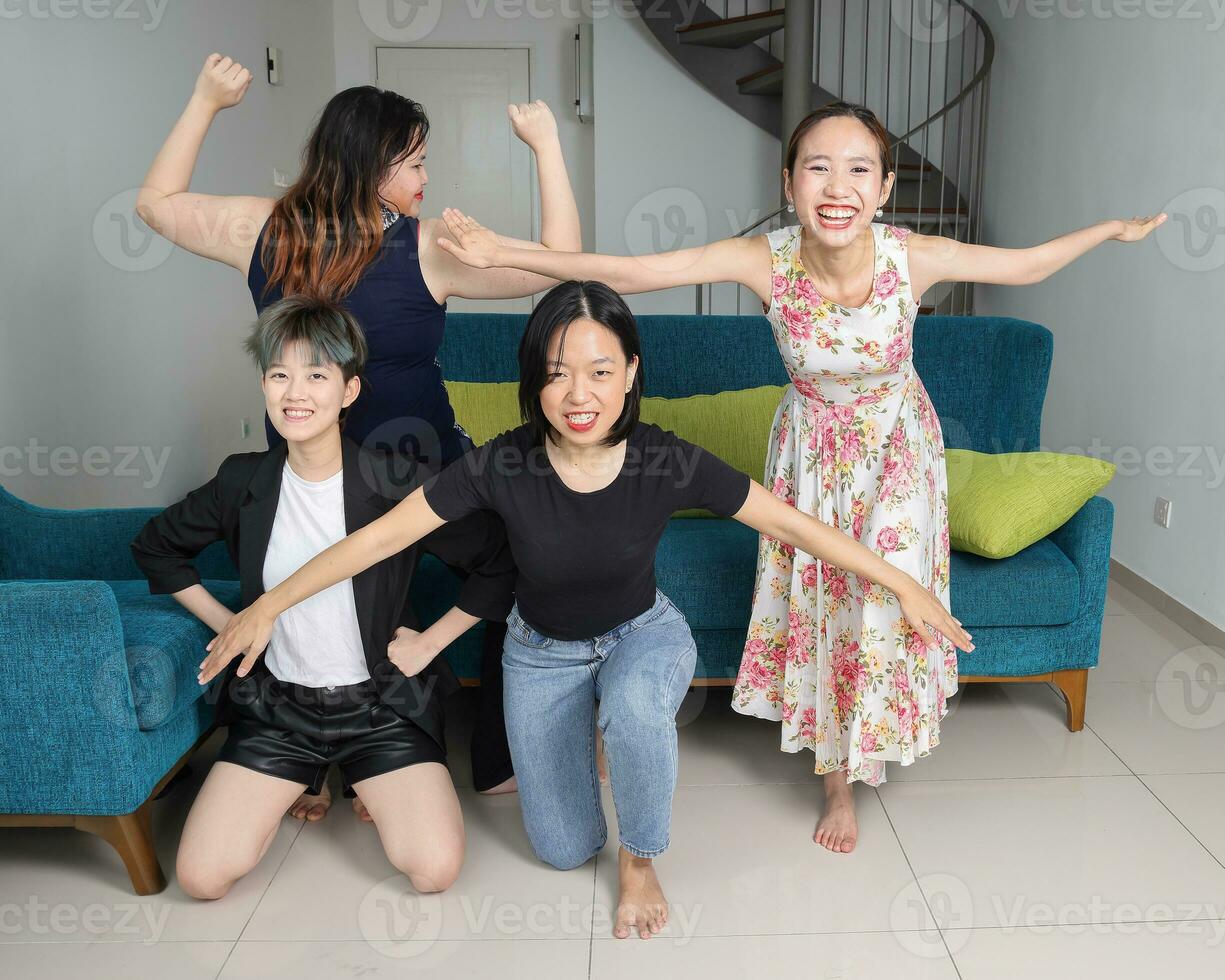 jung Süd-Ost asiatisch Frau Gruppe Tanzen genießen Spaß Party im Leben Zimmer foto