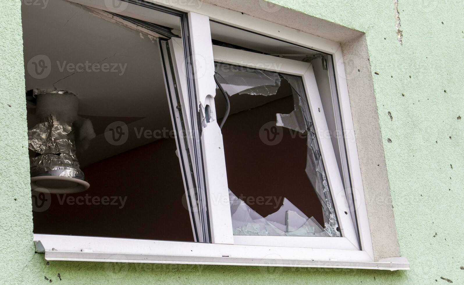 zerstört und beschädigt Fenster im das Gebäude wie ein Ergebnis von das Krieg. das Häuser wurden zerstört und verbrannt durch Artillerie während das Krieg. gebrochen Fenster. ein Fenster zerstört durch das Kampf. foto