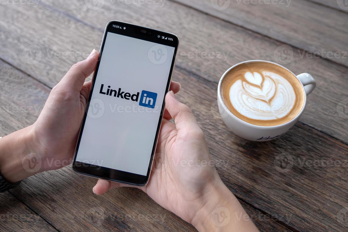 Chiang Mai, Thailand, 11. Mai 2019, Mann Hand hält Oneplus 6 mit Anmeldebildschirm der Linkedin-Anwendung foto