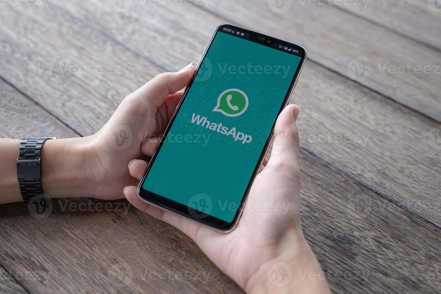 Chiang Mai, Thailand, 11. Mai 2019, Mann Hand hält Oneplus 6 mit Anmeldebildschirm der WhatsApp-Anwendung foto