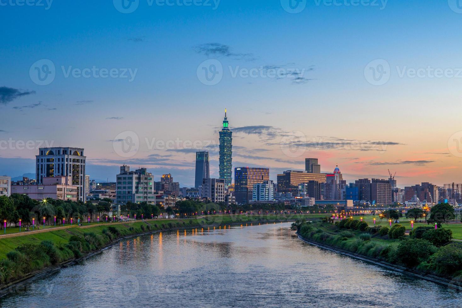 Stadt Taipeh am Fluss foto