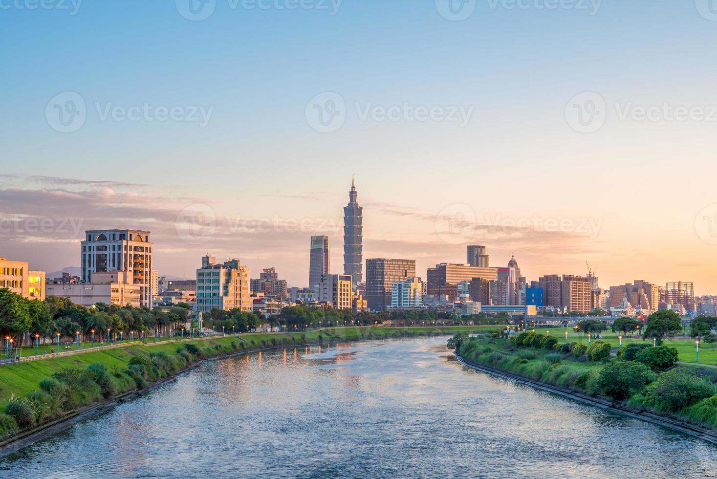 Stadt Taipeh am Fluss foto