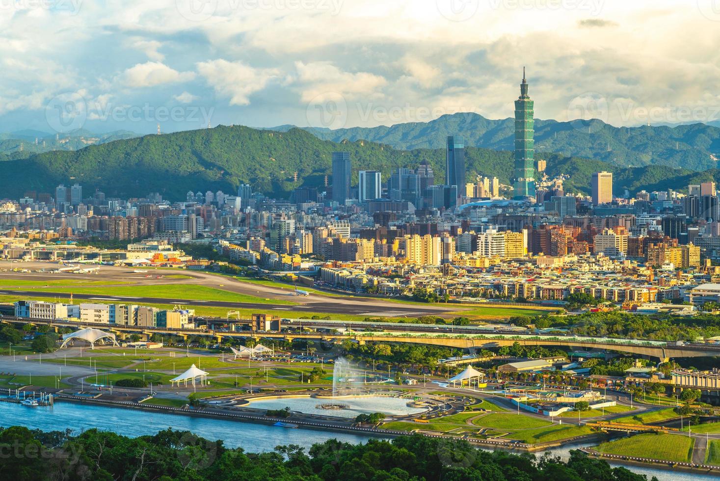 Panoramablick auf die Stadt Taipeh in Taiwan foto