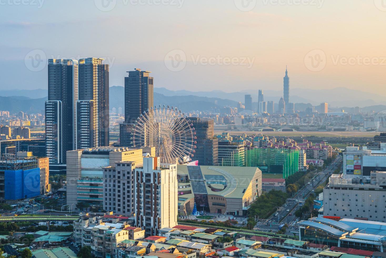 Skyline der Stadt Taipeh mit Riesenrad in der Abenddämmerung foto